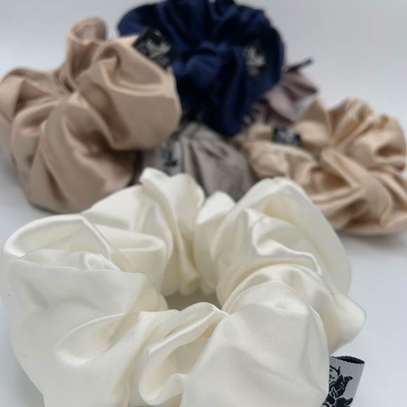 Silk Scrunchies Set of 2! Très Silk- one large one medium scrunchies - Picture 2 of 3
